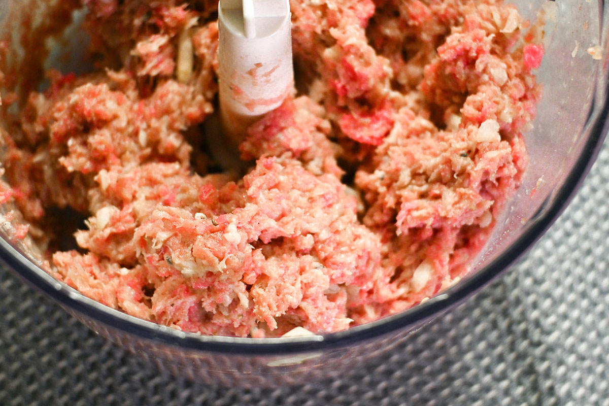 肉も玉ねぎも一気に細かくカット! しっかり混ざるから、肉ダネがすぐ完成します