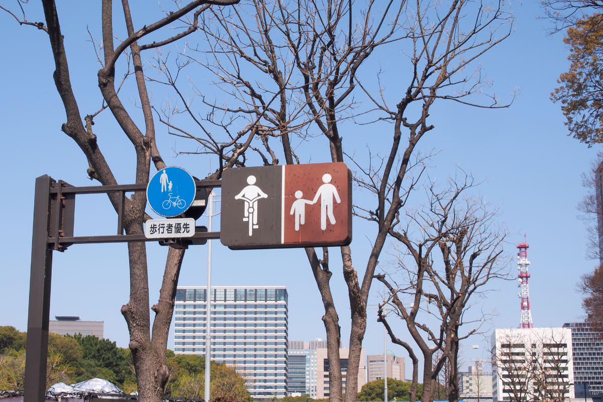 このような「普通自転車歩道通行可」の標識があり、自転車の通行が認められている歩道は走行が可能