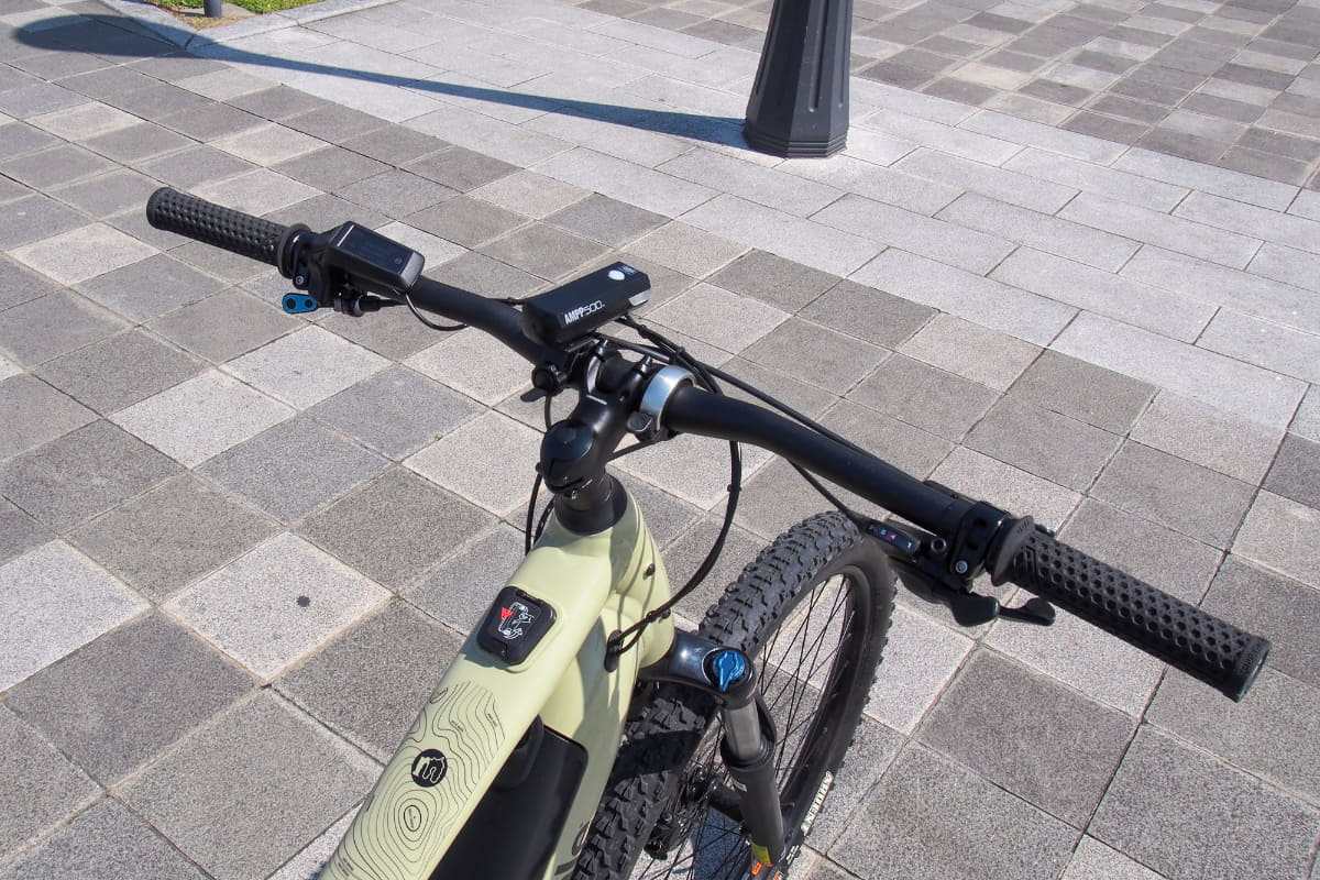 ただ、普通自転車として認められるのは幅が60cm以下とされているため、MTBのような幅の広いハンドルだと通れません