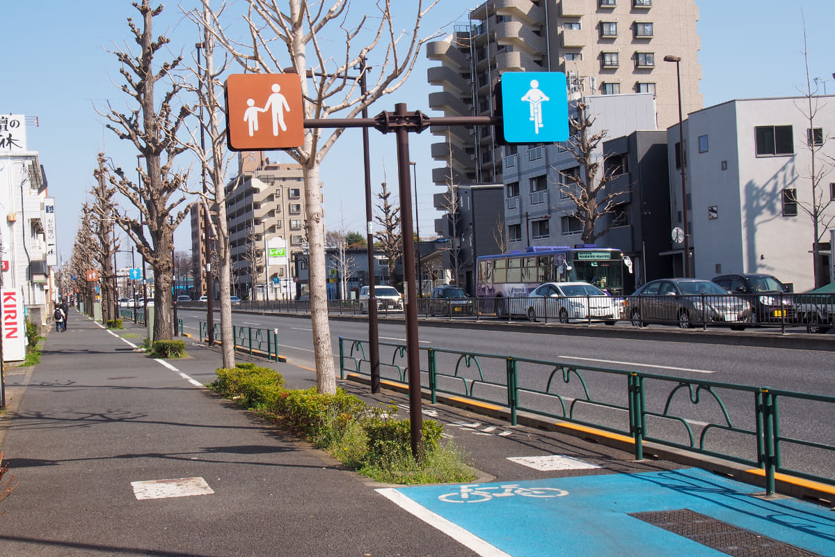 写真のように歩道に「普通自転車通行指定部分」が設けられている場合にはここを走らなければなりません。こちらも徐行が原則です
