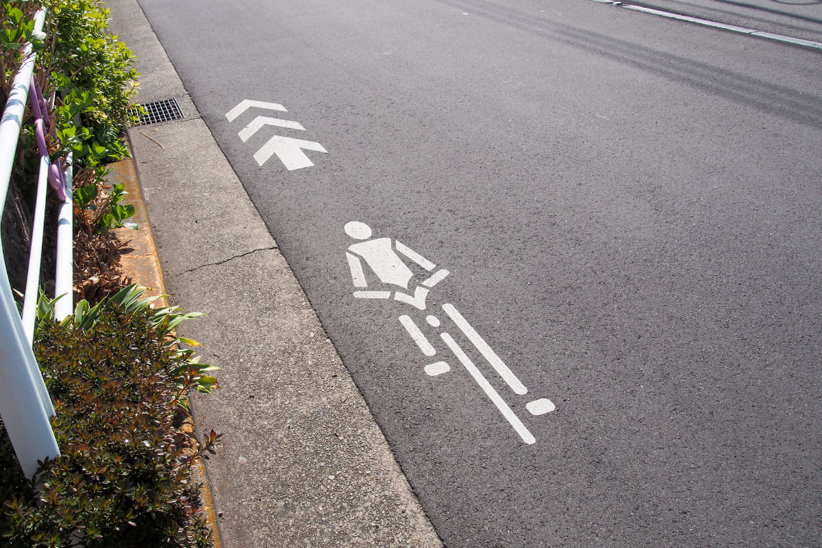 自転車ナビラインの表示。この矢印と逆に走ると逆走になるので注意しましょう