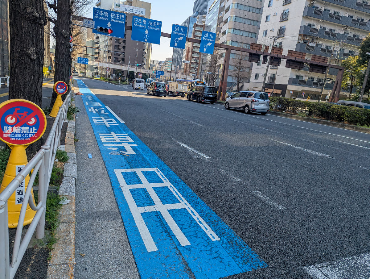 路面にブルーでペイントされているのがいわゆる自転車レーン。これがある場合はここを走りましょう