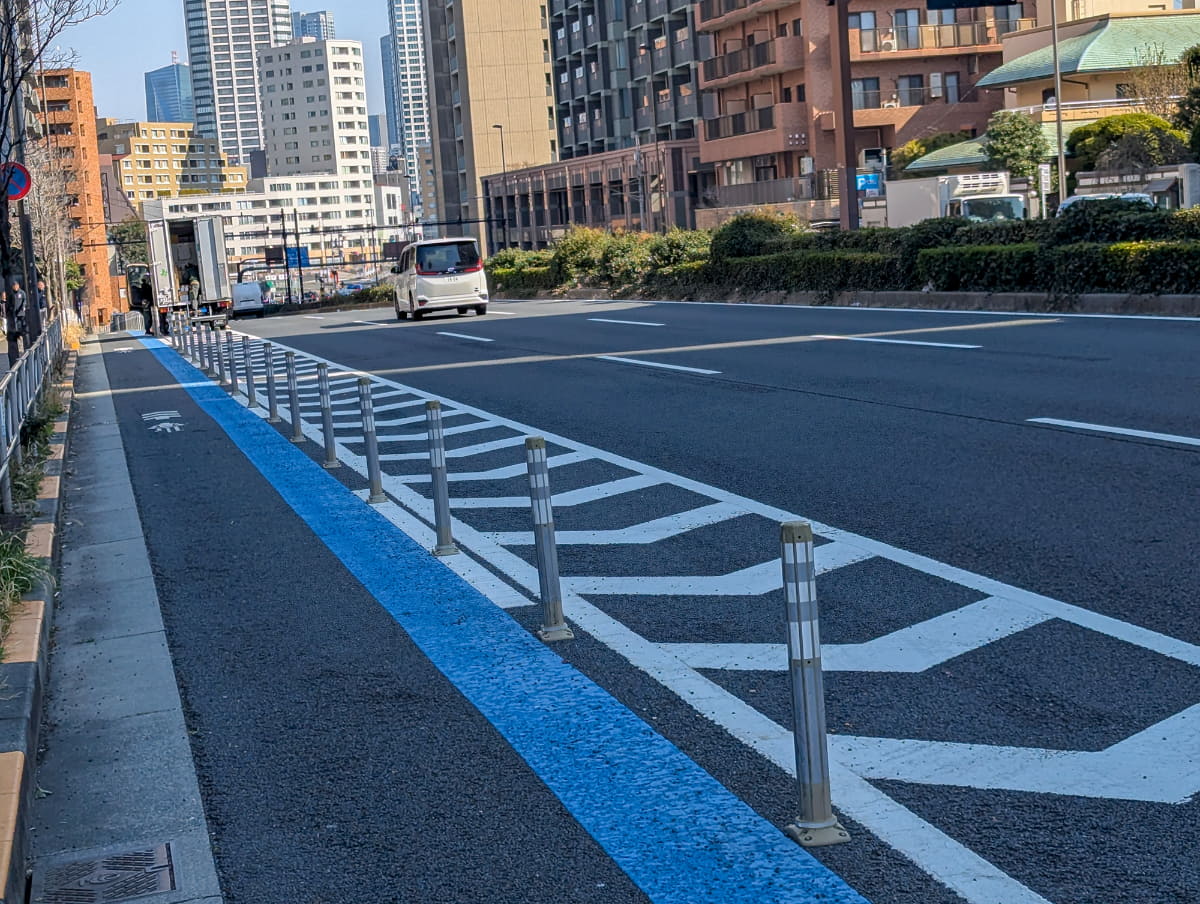 最近はポールなどで駐停車ができないようになっている自転車レーンも増えてきました。もっと増えてほしい! というか、すべてこの作りにしてほしい