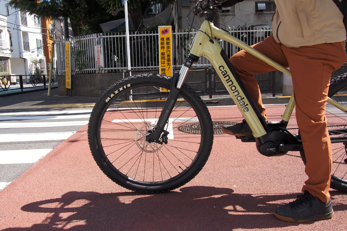 横断歩道を渡っている歩行者がいる場合は自転車も停止が必要。歩行者がいなくても徐行です