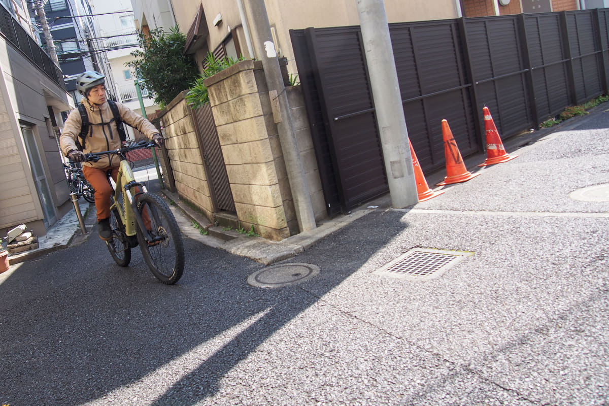 見通しの悪い交差点や曲がり角の直前は徐行するポイント。安全のためにもゆっくり通行したい