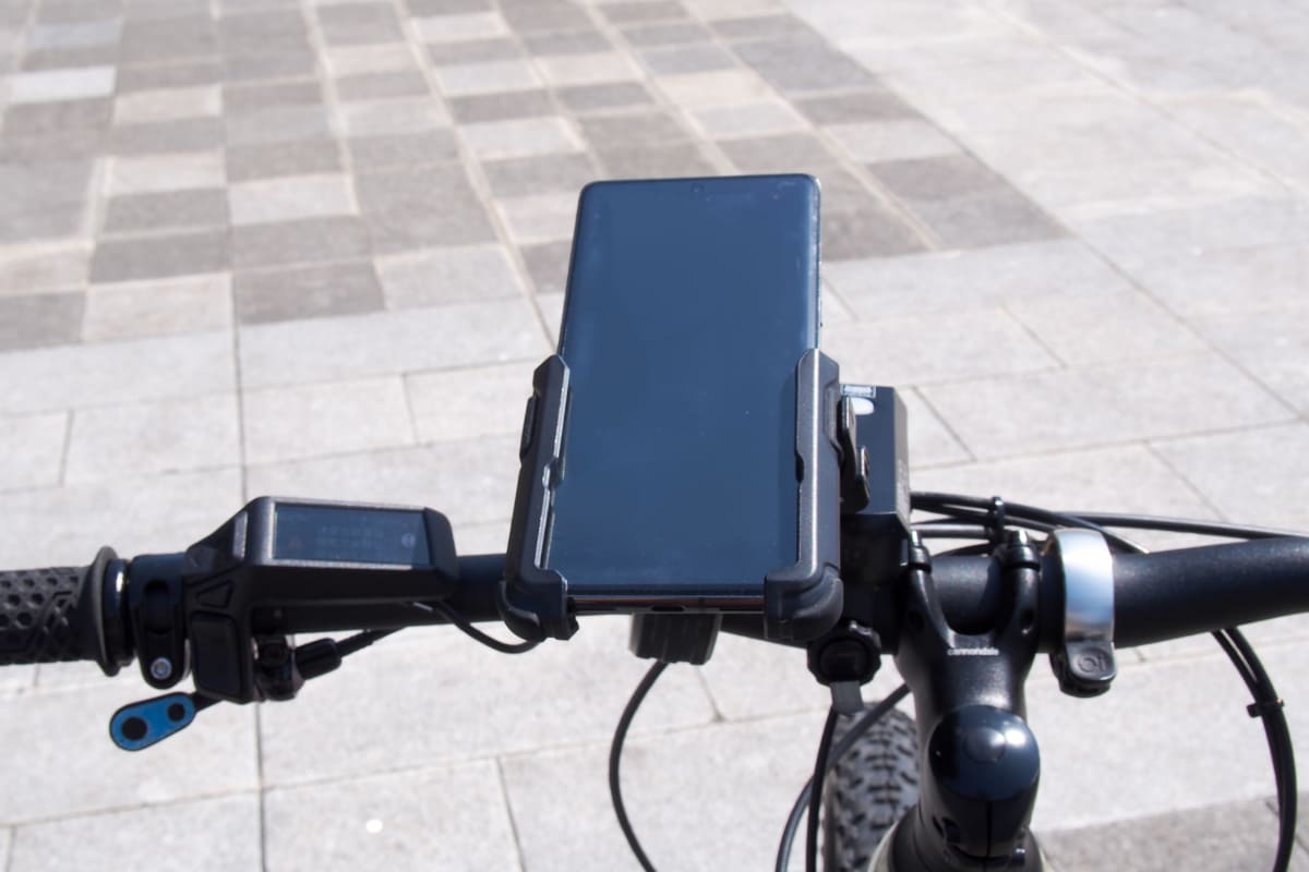 ホルダーを使ってスマホを取り付けていて、走行中に注視や操作をしなければ違反にはなりません