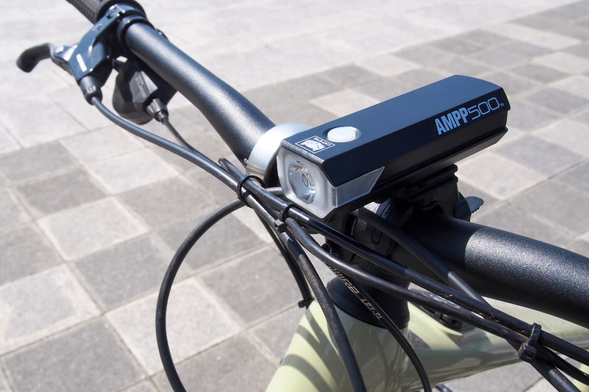 自転車に乗る際にはライトやベルの装備も忘れずに。e-bikeなら車体のバッテリーから給電できるライトもあります