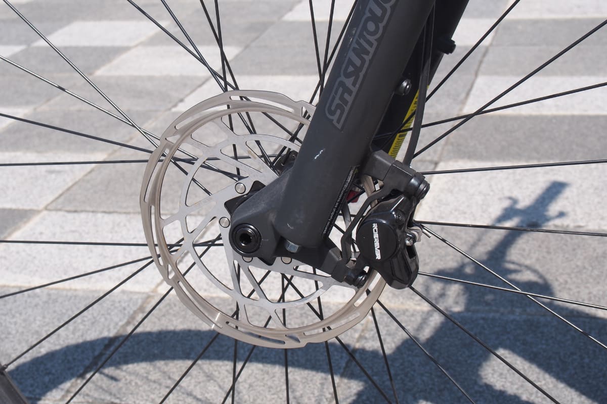 制動力とコントロール性の高いディスクブレーキを装備しているものが多く、停まりやすいのもe-bikeのメリット