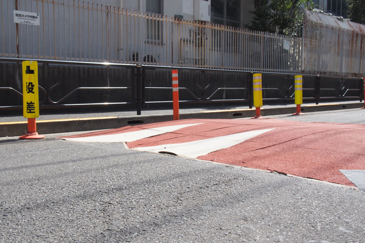 今回走っていて出会った減速のために段差が設けられている路面。学校などの近くに設置されるようになってきています