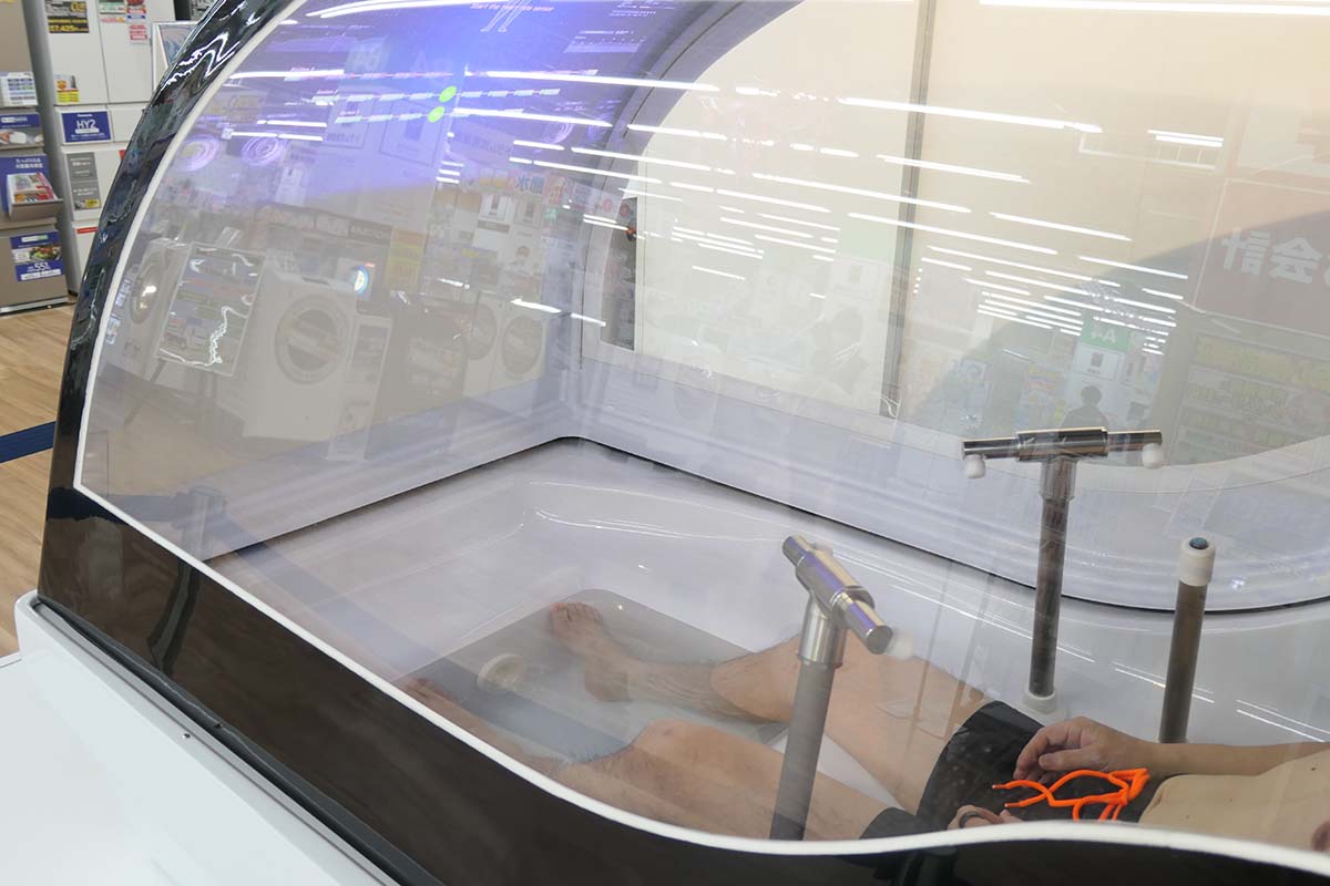 ハッチが閉まると注水開始。足元からお湯が張られていきます