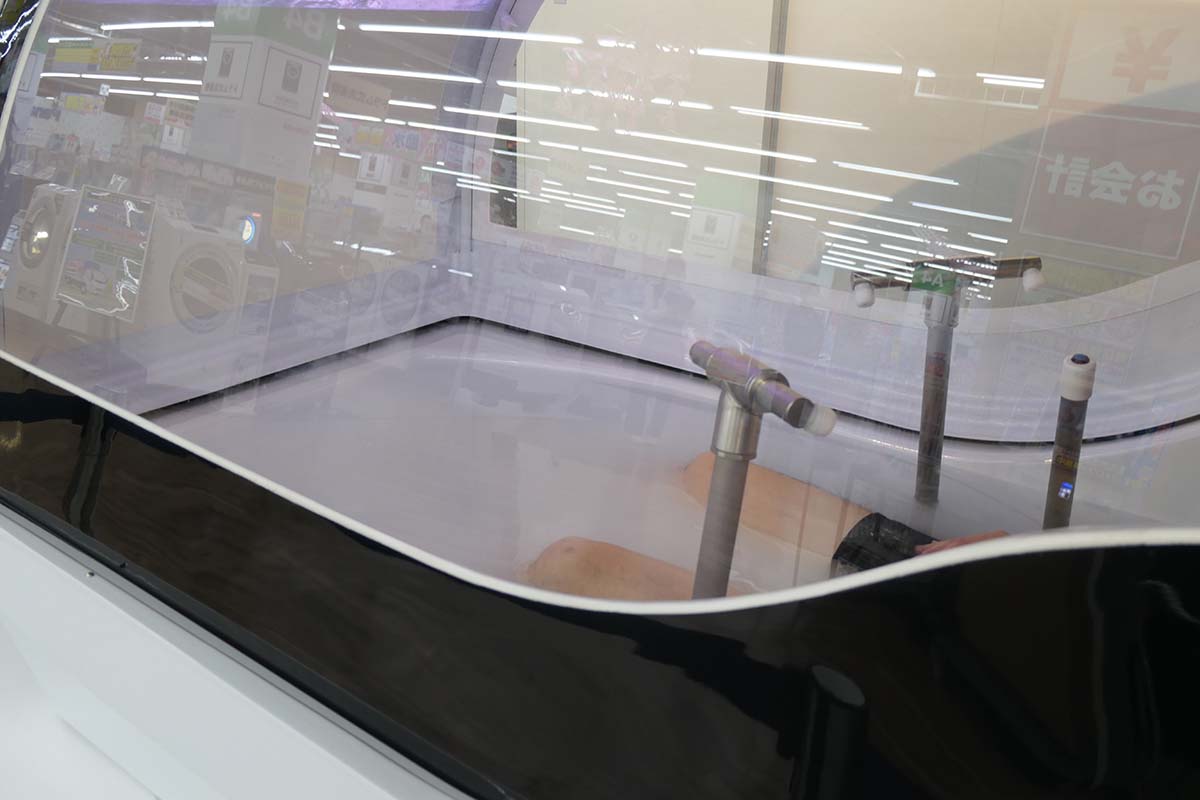 ウルトラファインバブルを含むミラブル水流噴射がスタート。目の前は霧に包まれたように真っ白