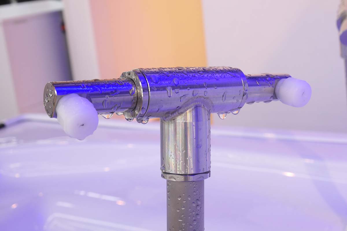 ウルトラファインバブルを放出するノズル。方向は手動で変えられる