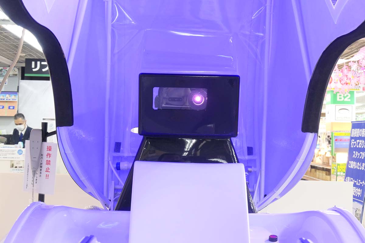 映像を映し出すプロジェクターは椅子の後方に搭載