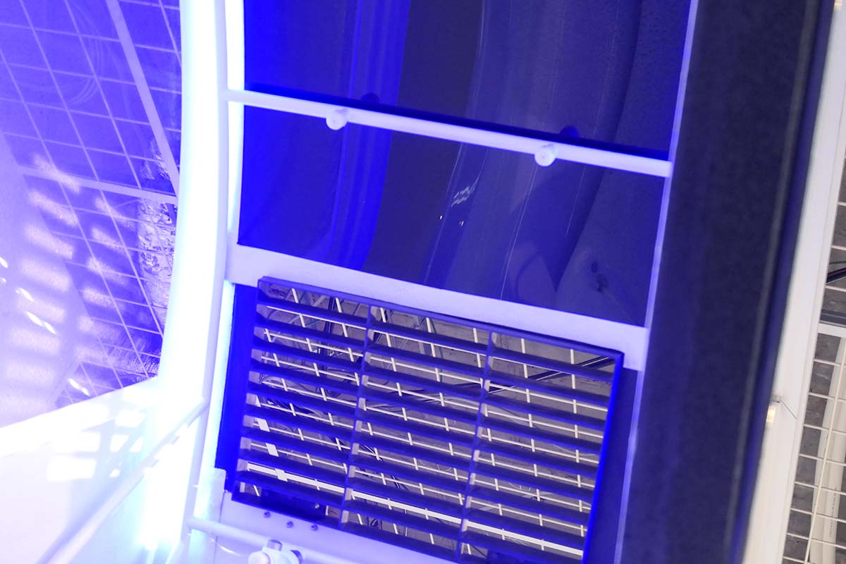 天井には、シャワーノズルと排気口