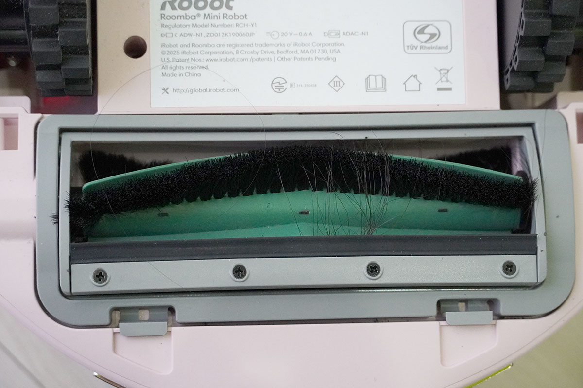 髪の毛がメインブラシに絡んでいます。髪が長い方は、こまめにチェックする必要がありそう