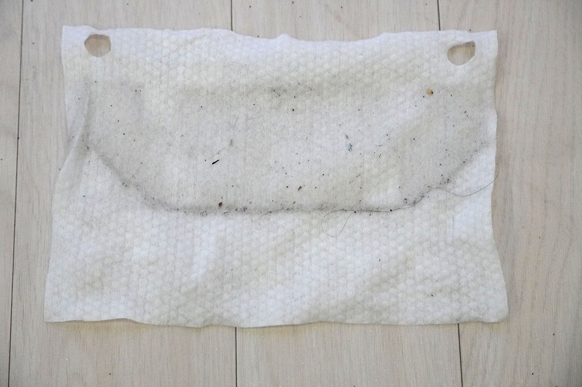 吸引後に水拭きをしたのですが、思ったより髪の毛などが付いていたので驚きました。シートは捨てるだけで簡単