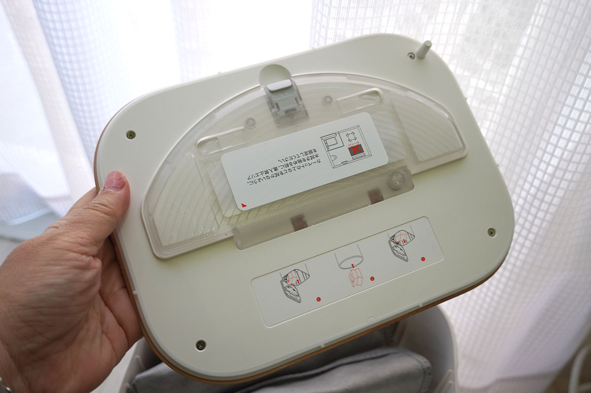 K11+は、充電ステーションフタの裏にパッドを収納できて便利