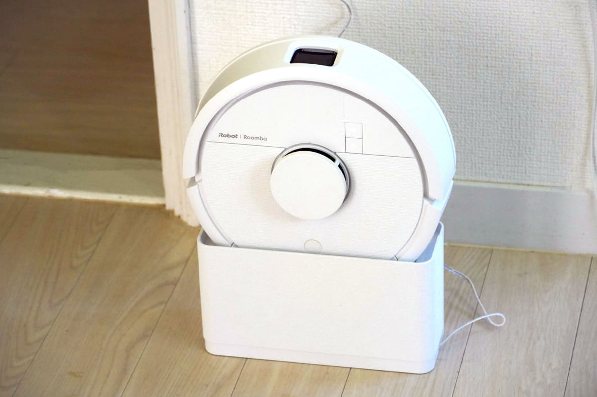 「Roomba Mini Slim 掃除機&床拭きロボット+ SlimCharge 充電スタンド」は、充電時に場所をとりませんが、ゴミを溜めておけないのでこまめなゴミ捨てが必要です