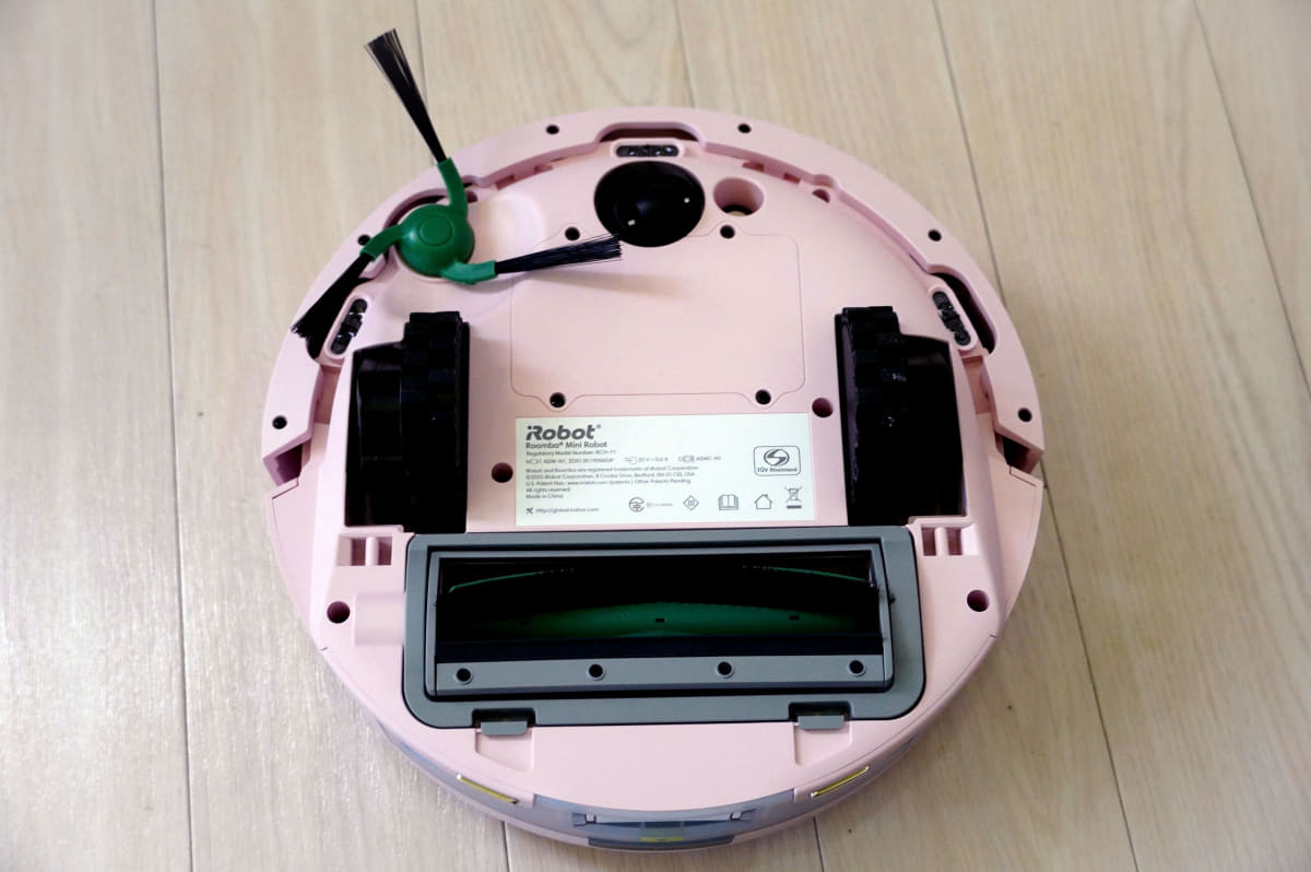 裏側。メインブラシ、サイドブラシがあります