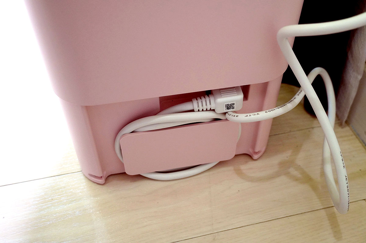 コードが長いときは、裏側に巻き付けられます