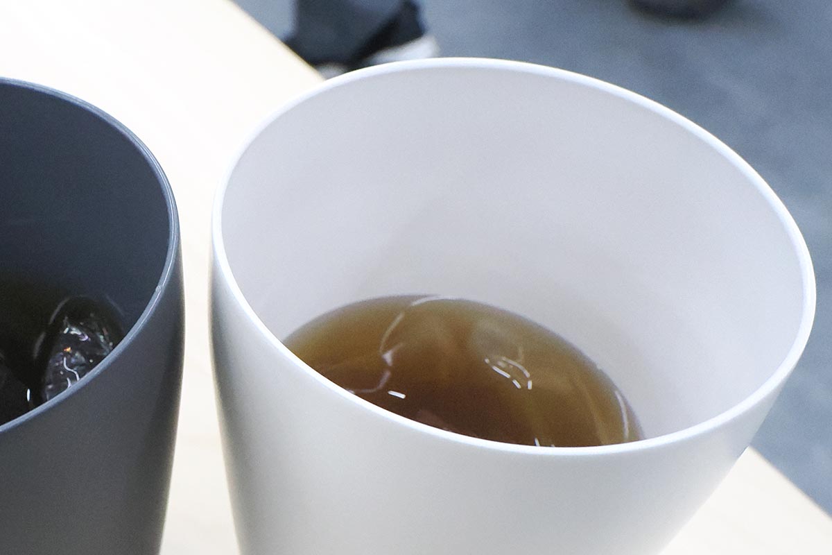 内側はセラミックコーティング。飲み口の厚さを薄くして飲みやすくなっている