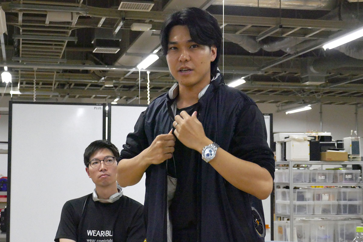 専用ウェアは羽織るだけで手軽にウェアコンを装着できる