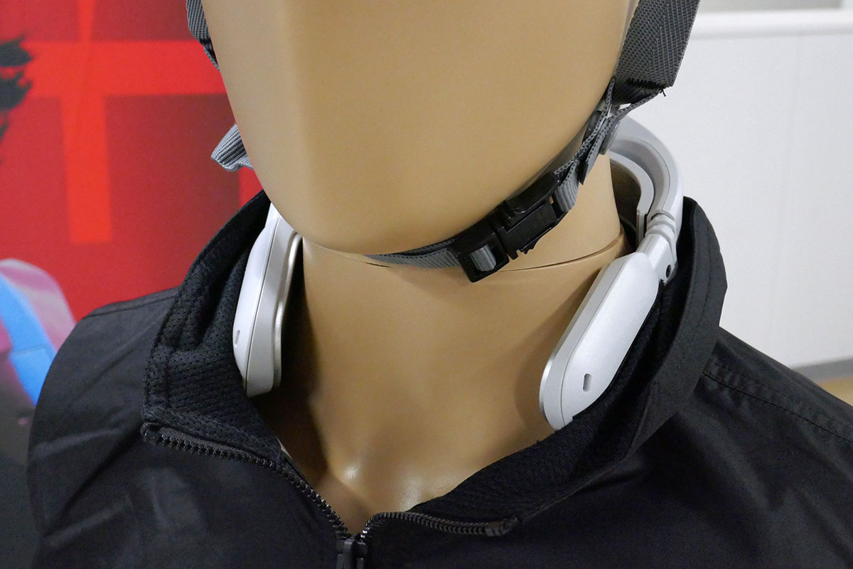 ウェアコン本体には調節バンドを取り付けるための面ファスナーが付いており、それを市販ウェアの襟のメッシュ部分に貼り付けることでウェアコンを固定する仕組み