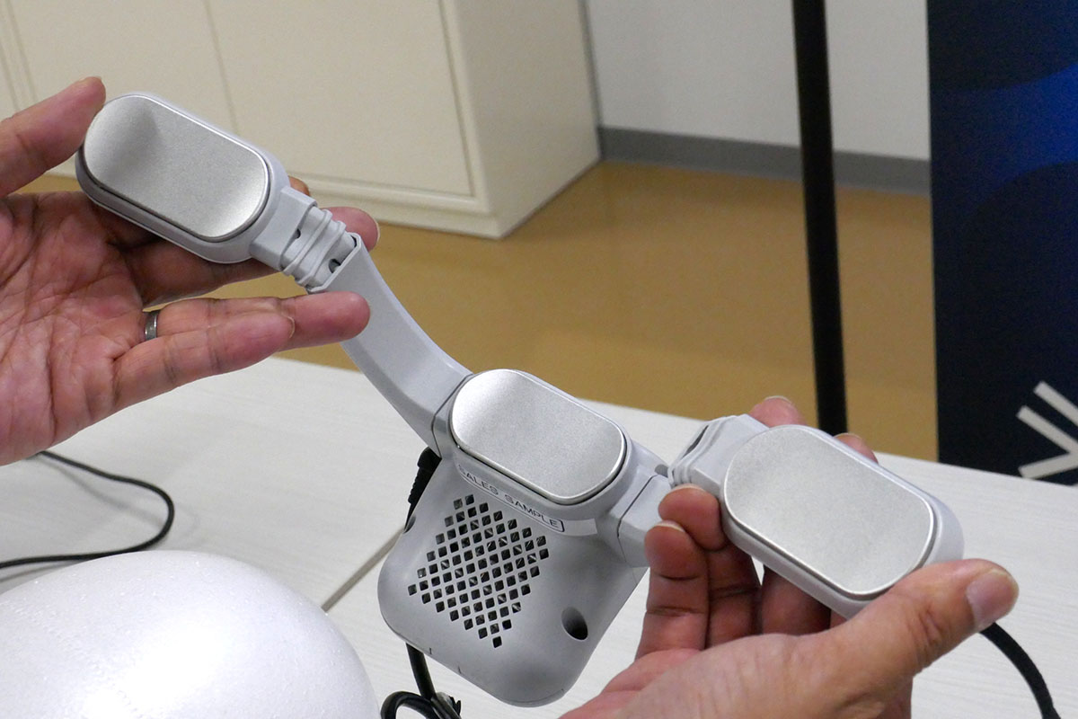 従来ウェアコンは首の左右と後ろにプレートを配置