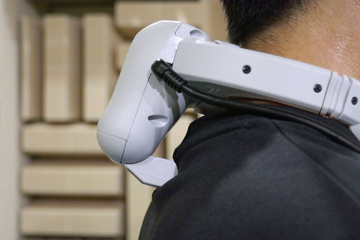 背中に触れている突起がスペーサー