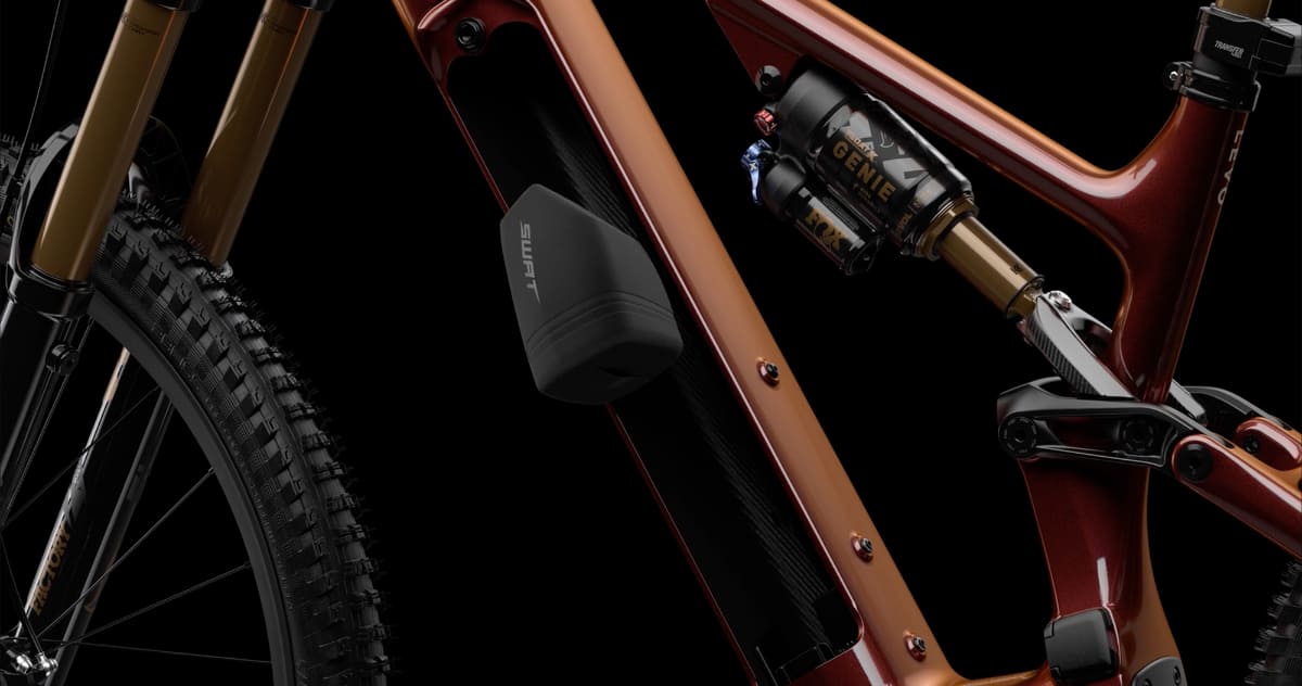 ダウンチューブ側面に設けられた「Wattage Cottageドア」は、バッテリーへの容易なアクセスと、3-MTBとして初めてのSWATストレージを両立。流麗なレイアウトにより、ボトムブラケット周辺はさらにクリーンに進化