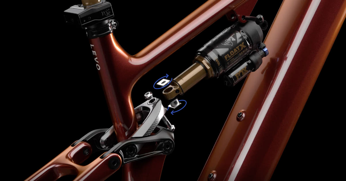 スペシャライズドの特許技術「デュアルエアスプリングシステム」で大容量のエアボリュームを確保し、トラベルの70%まではリニアめのスプリング曲線で優れたコントロール性能と反応性を発揮