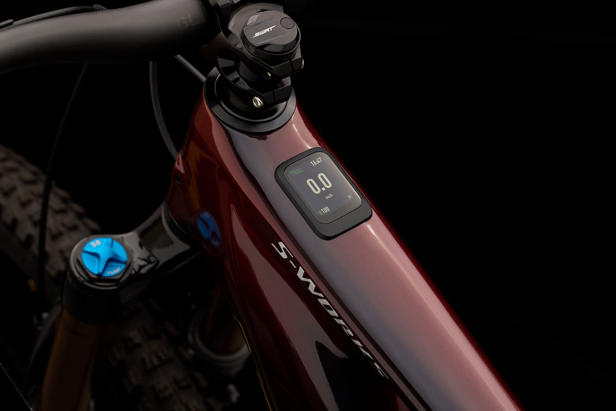 バッテリー残量、アシストモード、走行データなど、知りたいデータを選んでトップチューブ前方に表示