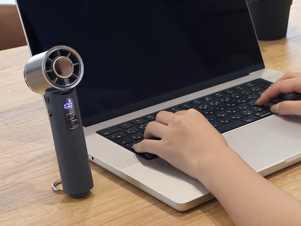 カラビナがスタンドとなり、本体を自立させられる