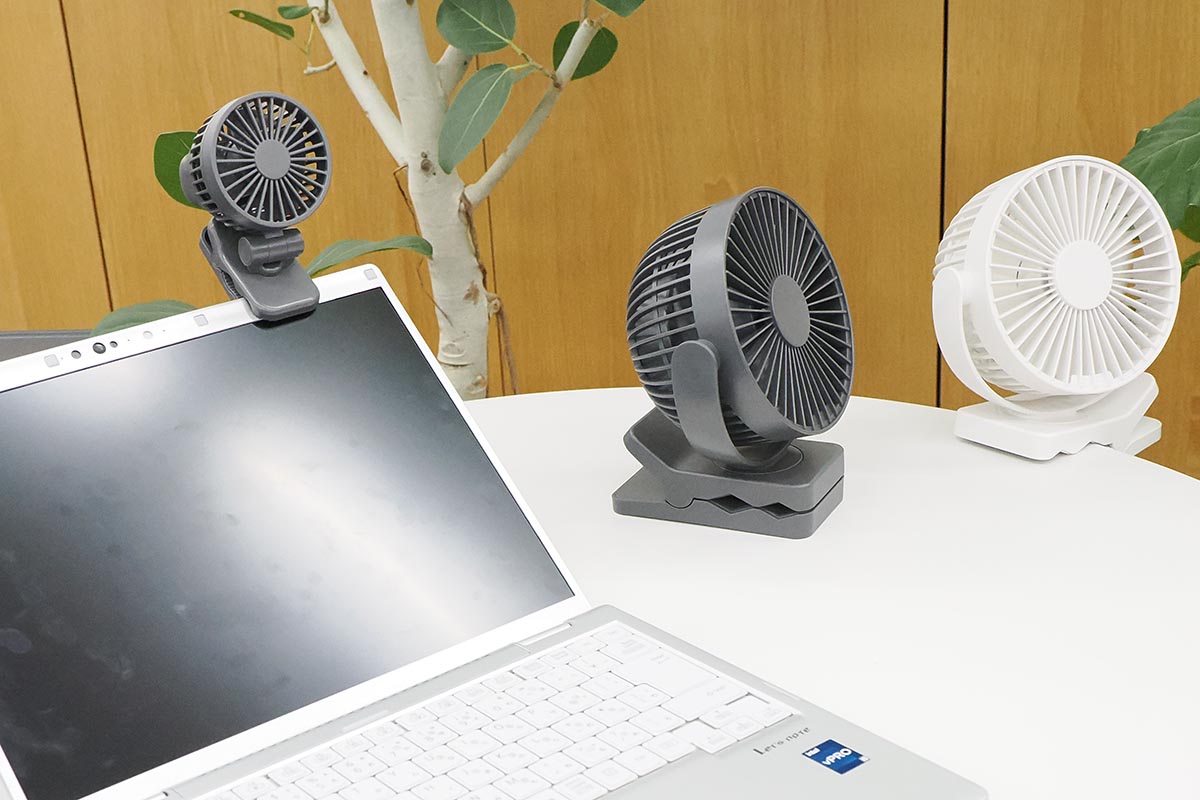 「置いても使える充電式クリップファン」(右の2台)と、「置いても使える充電式クリップファン・ミニ」(左)