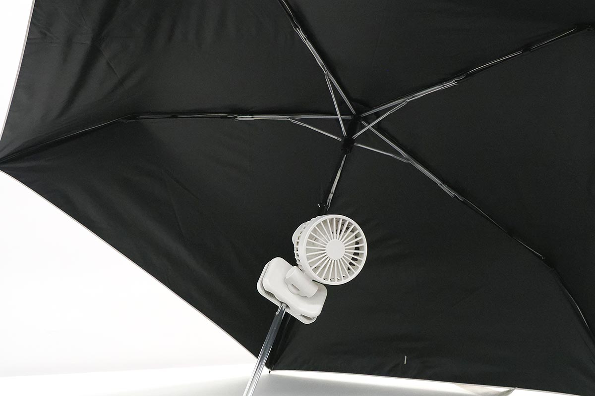「置いても使える充電式クリップファン・ミニ」を日傘に装着したところ