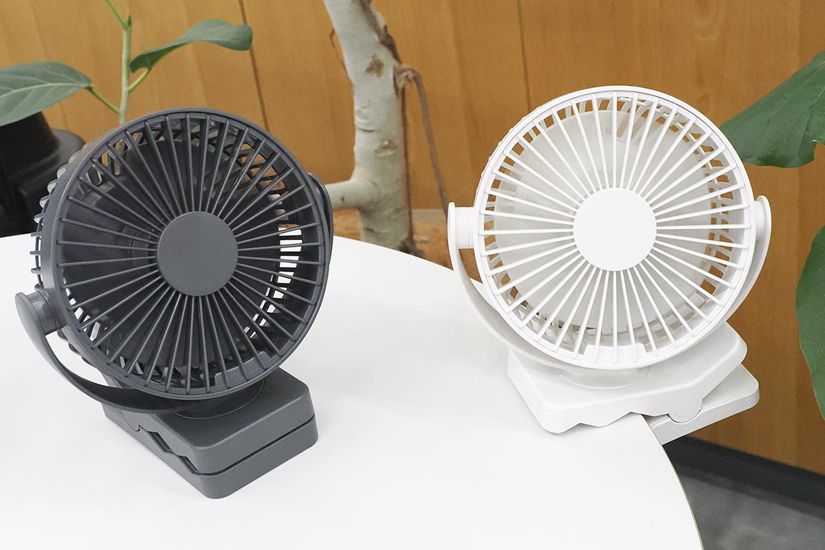 机に置いたり、端などにクリップで留められる