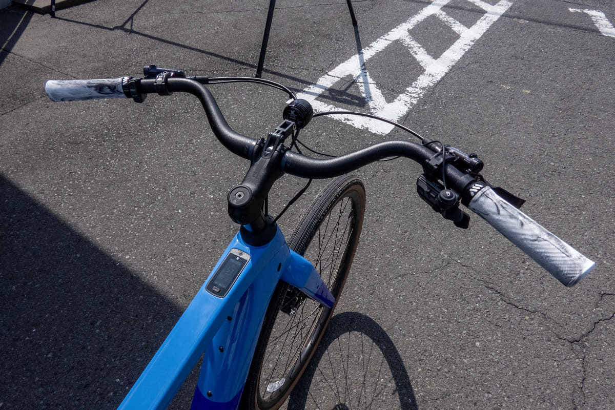 ハンドル周り。グラベルクロス? この車体は何?