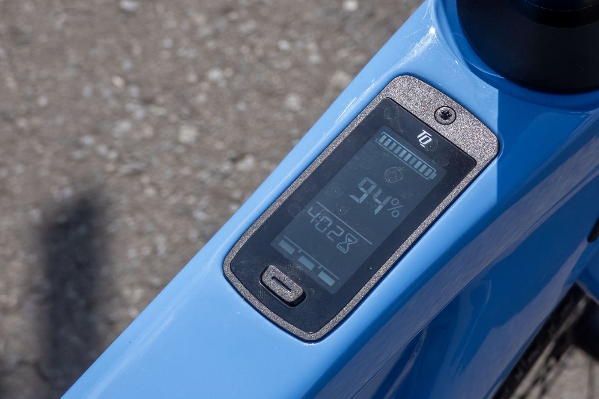 トップチューブに内蔵されるディスプレイ。撮影時のバッテリー残量は94％ですが、レンジエクステンダーを装着すると、そちらから消費されるためバッテリー残量が100％を超える表示になるそう