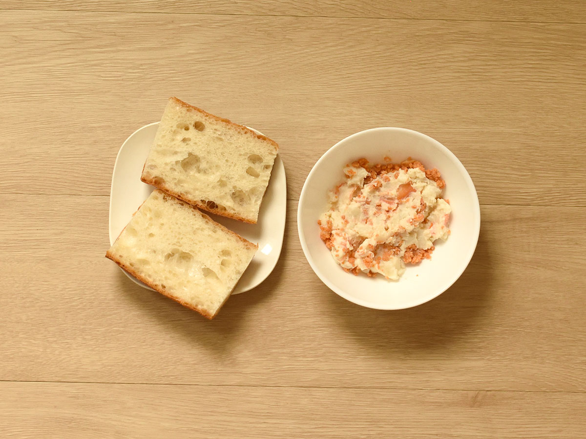 フランスパンは半分にカットします