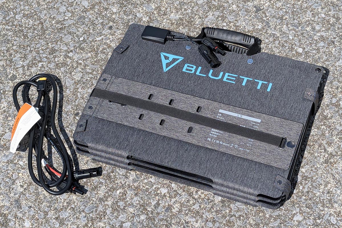 折りたたむとA3サイズで運搬できる BLUETTI 220W ソーラーパネル
