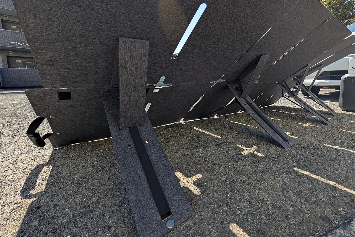 背面に自立スタンドがある