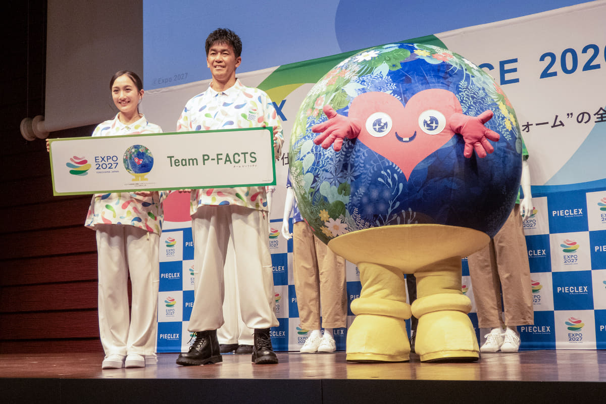 左から2026ミス日本グランプリの野口絵子さん、ピエクレックス ブランドアンバサダーの武井壮さん、公式マスコットキャラクター「トゥンクトゥンク」