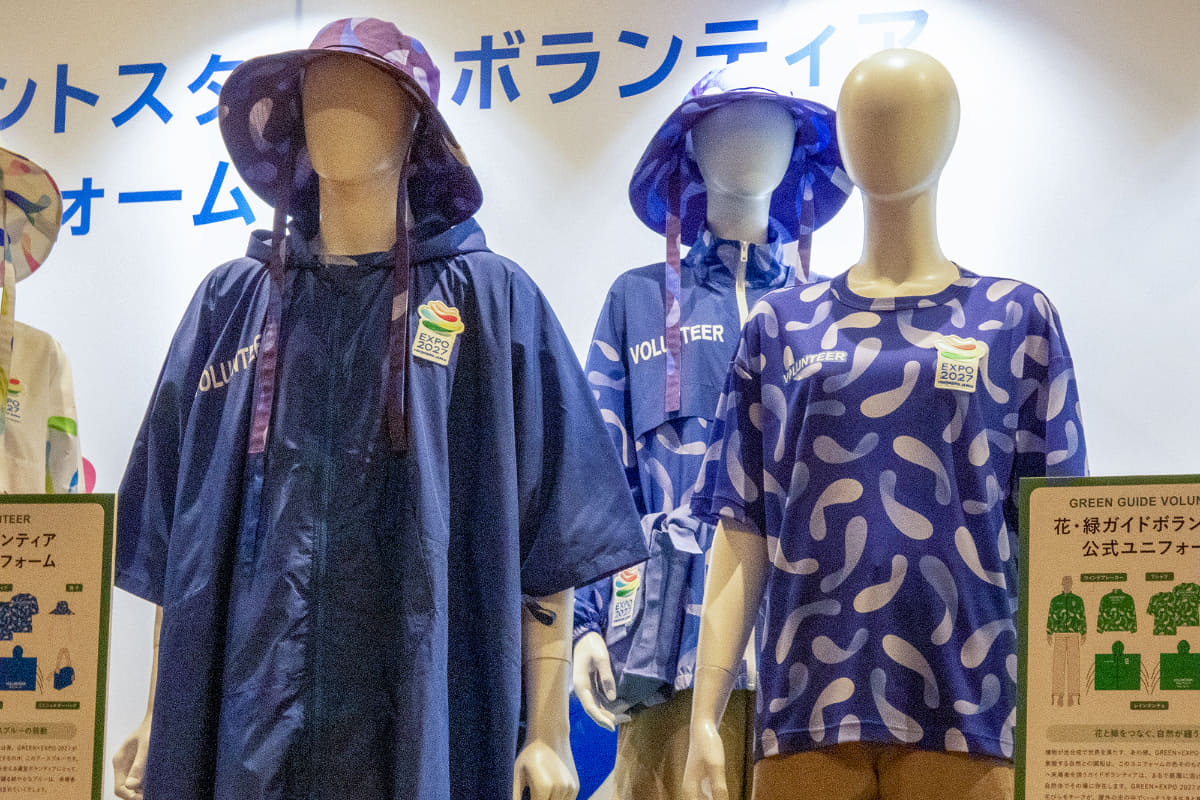 運営ボランティア公式ユニフォーム<br>地球から宇宙を見ると最初に目に映る「青」で環境との共生を全身で体現するアースブルーが特徴。ウィンドブレーカー、Tシャツ、レインポンチョ、帽子、ミニショルダーバッグの構成