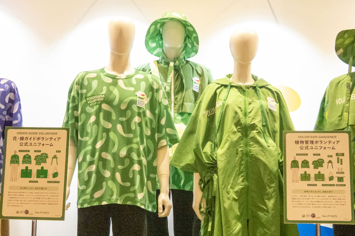 花・緑ガイドボランティア公式ユニフォーム<br>植物が光合成で世界を満たす「緑」で、GREEN×EXPO 2027のシンボルマークから広がるモチーフが屋外の光の中でいっそう生き生きと輝くデザインに。ウィンドブレーカー、Tシャツ、レインポンチョ、帽子、ミニショルダーバッグの構成