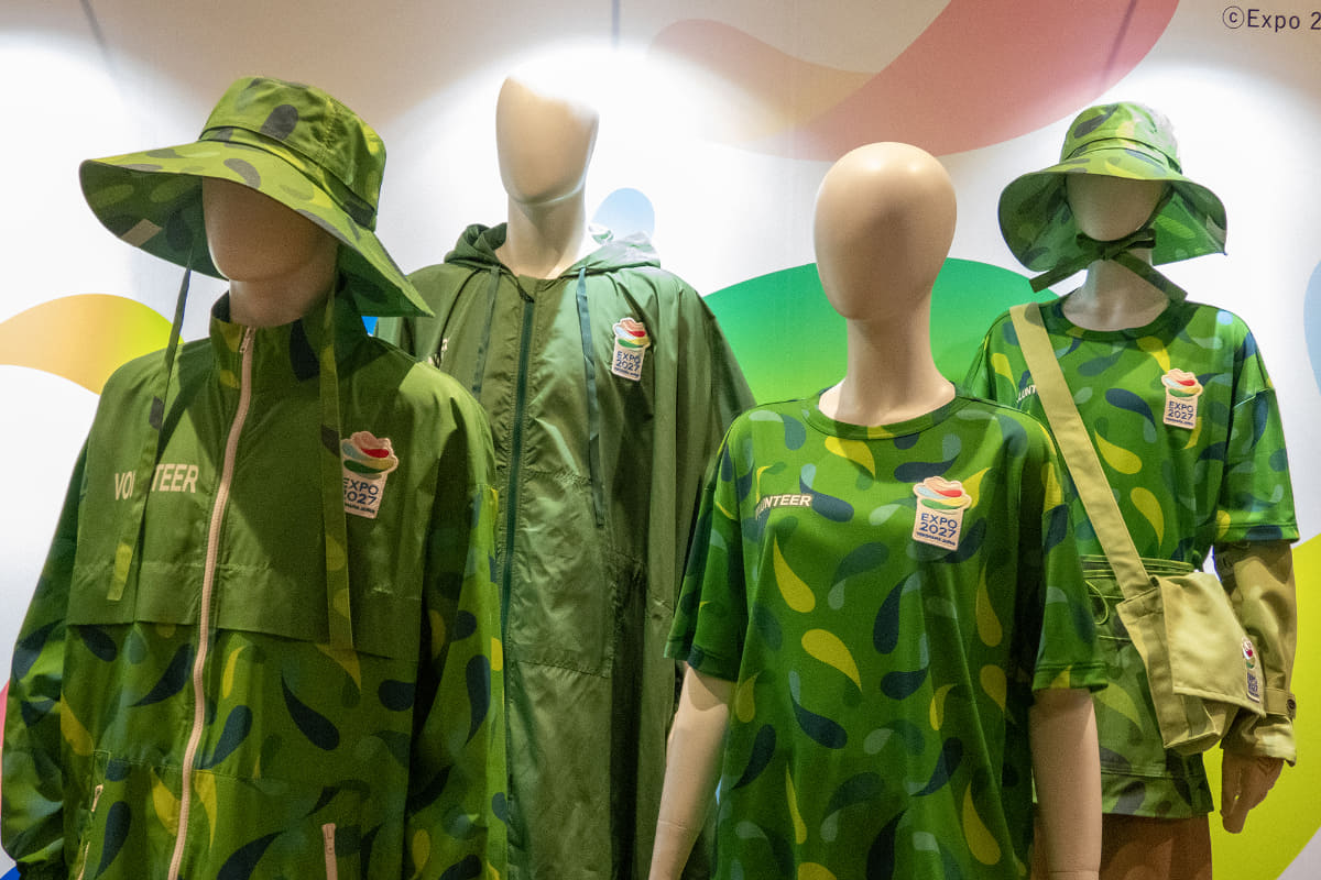 植物管理ボランティア公式ユニフォーム<br>博覧会の美しさを"手でつくりあげる"存在で、会場に息づく色とりどりの植物たちと自然に調和しながら、「自然とともに生きる未来」を静かに体現する装い。ウィンドブレーカー、Tシャツ、帽子、園芸用アームカバー、園芸用手袋、レインポンチョ、ミニショルダーバッグ、園芸用エプロンの構成