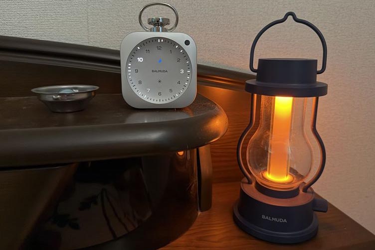 自宅のベッドサイドに置いてリラックスタイムを穏やかに過ごす