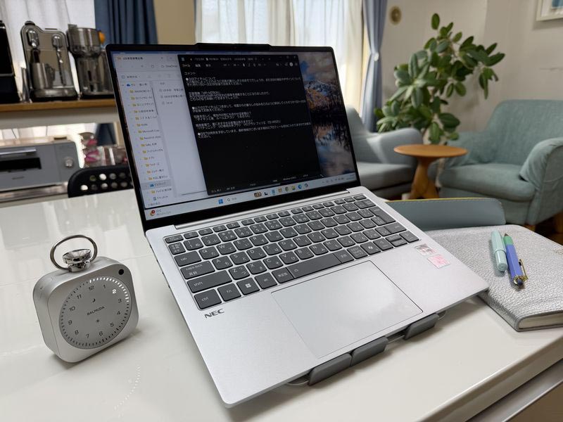 アトリエではパソコンの隣に置いてタイマーで執筆に集中