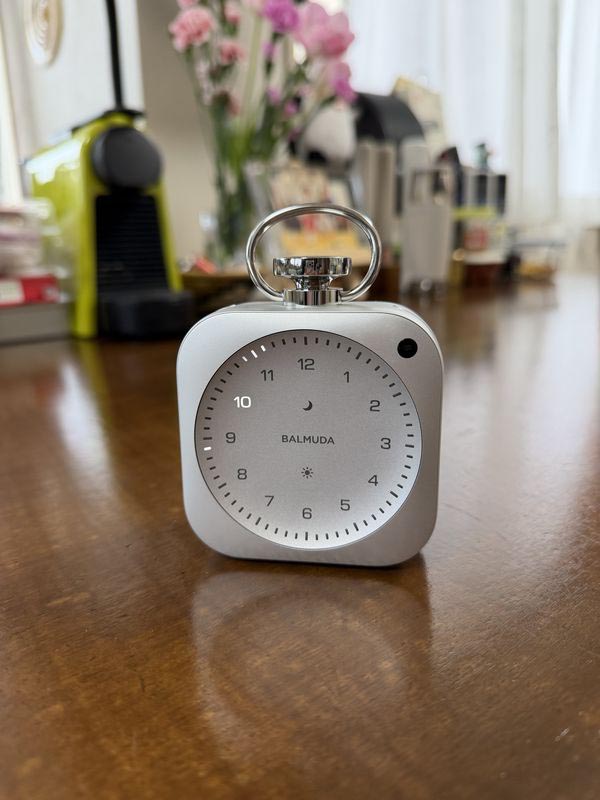 自宅のダイニングテーブルにて。どこに置いてもしっくり馴染み、家人からは時報を心待ちにする声が聞こえる