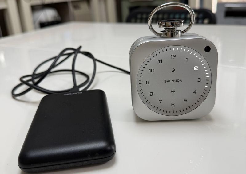 モバイルバッテリーで充電中。できれば使っていないときに充電しておきたい