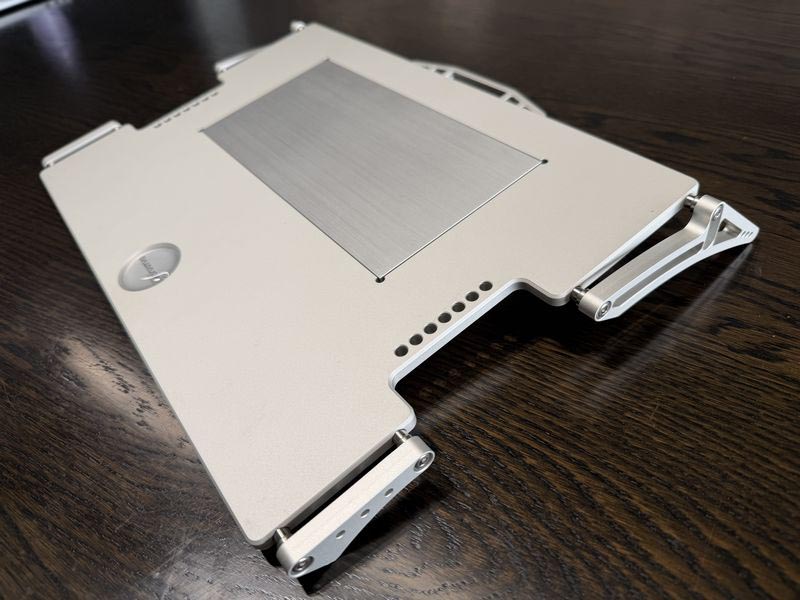 バルミューダの最初の製品「X-Base」(2003年)。厚さ8㎜のアルミニウムプレートに大型ヒートシンクをフローティングマウントし、ファンを使用せずに－7度の冷却性能を実現。ほとんどの部品が無垢の金属の削り出しによって構成されている